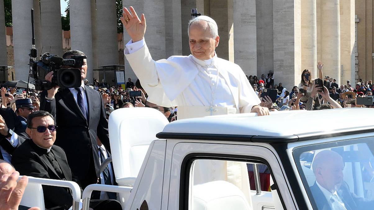 Unexpected Crowd Shout Steals Spotlight During Pope Leo’s First Popemobile Ride—You Won’t Believe What Was Said!