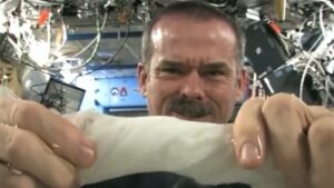 Astronaut Reveals Mind-Blowing Reaction of Wet Towel in Zero Gravity—You Won’t Believe What Happens Next!