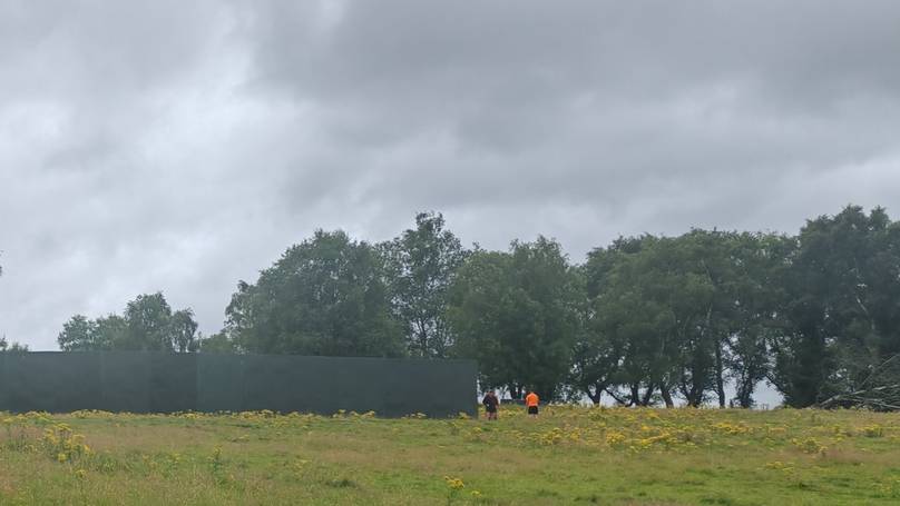 Oasis Fans Outraged as Mysterious Fence Erected on ‘Gallagher Hill’ – What Are Organizers Hiding?