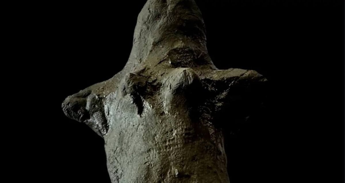 "Ancient Mystery Unveiled: 3,000-Year-Old Goddess Figurine Discovered in Italian Lake, Marked by the Touch of Its Creator!"