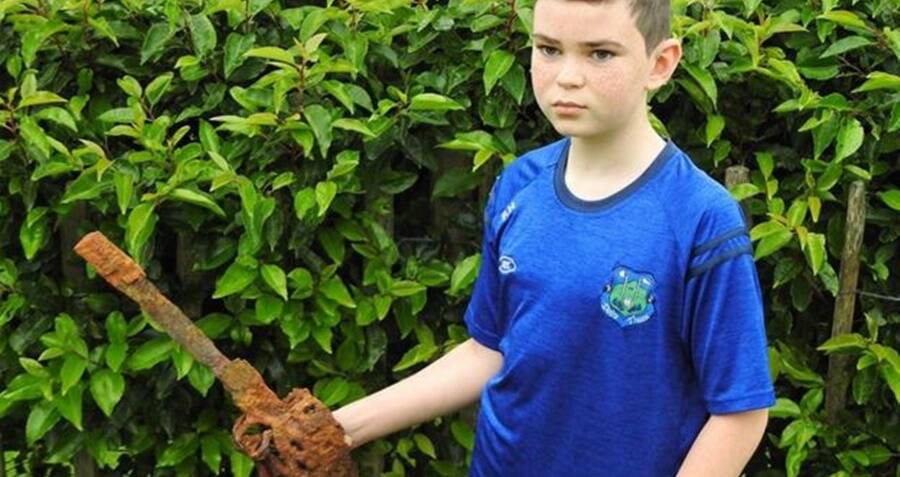 "Birthday Surprise Turns into a Treasure Hunt: 10-Year-Old Uncovers Rare 18th-Century Sword!"