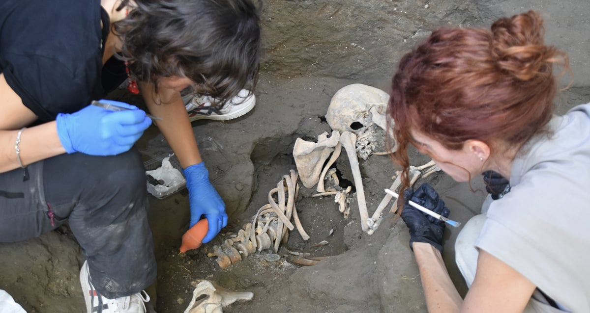 "Tragic Love Frozen in Time: Discover the Heart-Wrenching Skeletons of a Couple Buried Alive by Mount Vesuvius"