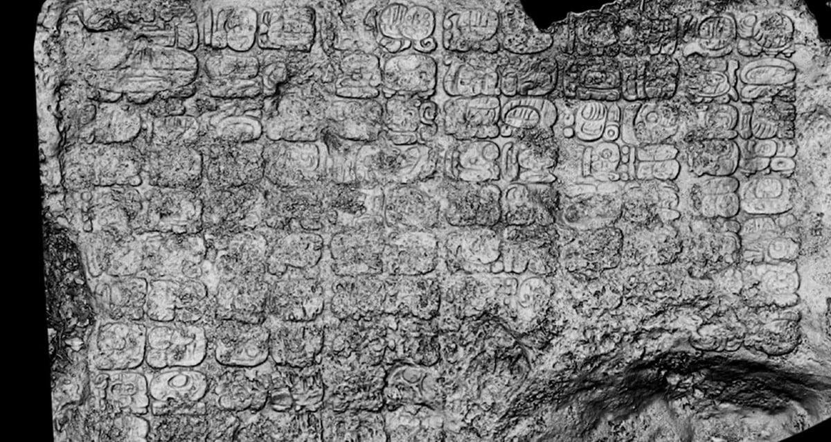 "Unveiling Secrets of the Past: Mysterious Stone Panel Reveals Glyphs of an Unknown Maya King"