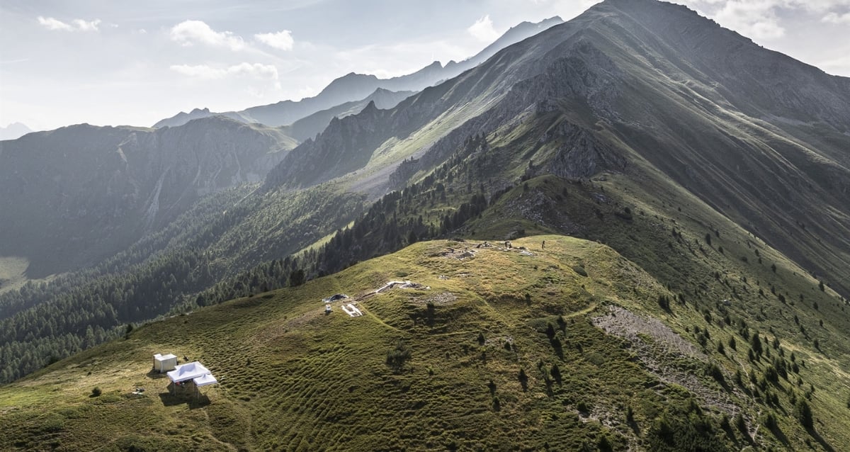 "Ancient Secrets Unveiled: Remarkable Roman Military Camp Found High in the Swiss Alps"