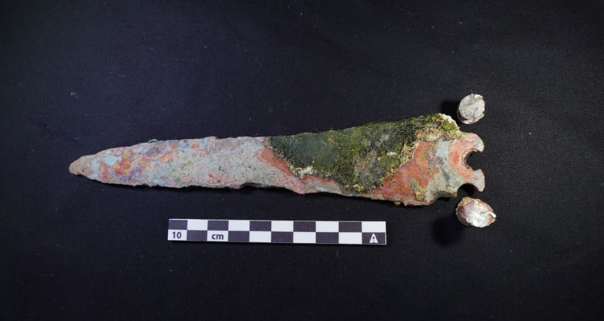 "Revealed from the Depths: Ancient Minoan Dagger Unearthed in Türkiye Shipwreck Holds Secrets of a Lost Civilization!"