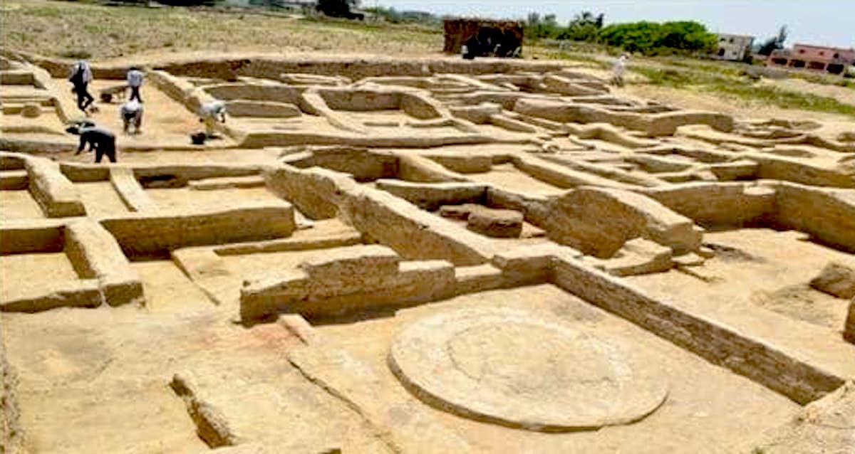 "Secrets of a Lost Empire: Archaeologists Unveil a 3,000-Year-Old Military Barracks Bursting with Intact Weapons!"