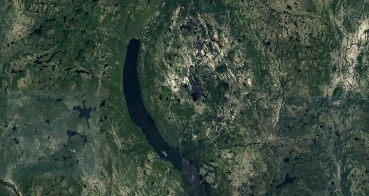 "Uncharted Secrets: Google Maps Reveals a Hidden Meteorite Crater in Quebec – What Lies Beneath?"