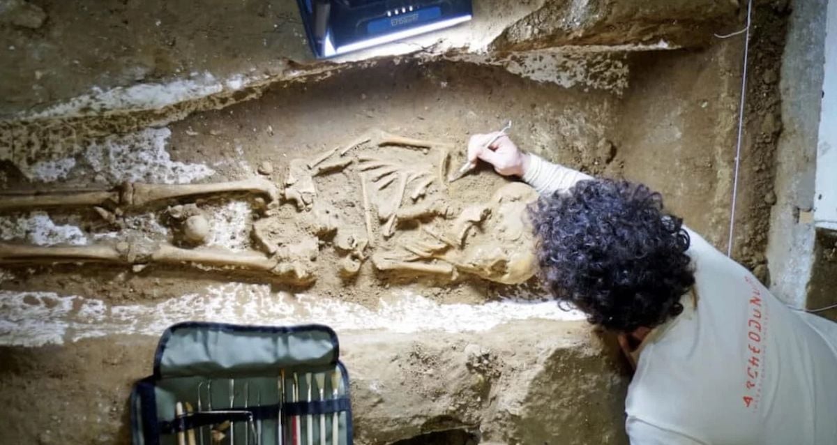 "Unearthed Secrets: French Home Renovation Uncovers Bizarre Graveyard of Medieval Skeletons Beneath the Floorboards!"