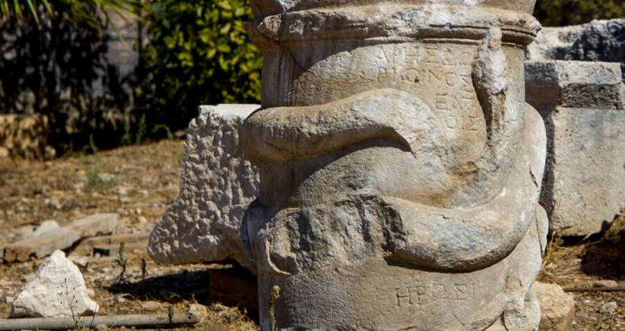 "Unearthed Secrets: Mysterious Snake Altar in Türkiye Reveals Ancient Rituals to Bribe the Gods of the Underworld"