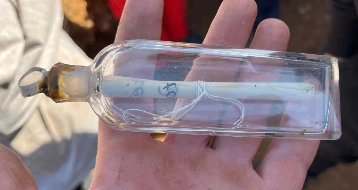 "Unlocking the Past: Mysterious 200-Year-Old Message in a Bottle Reveals Secrets of a Lost Village in Northern France"