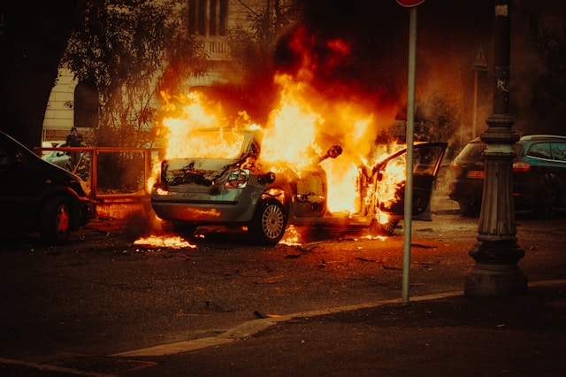 "How a Simple Water Bottle Could Ignite a Car Fire: Firefighters Issue Urgent Warning!"