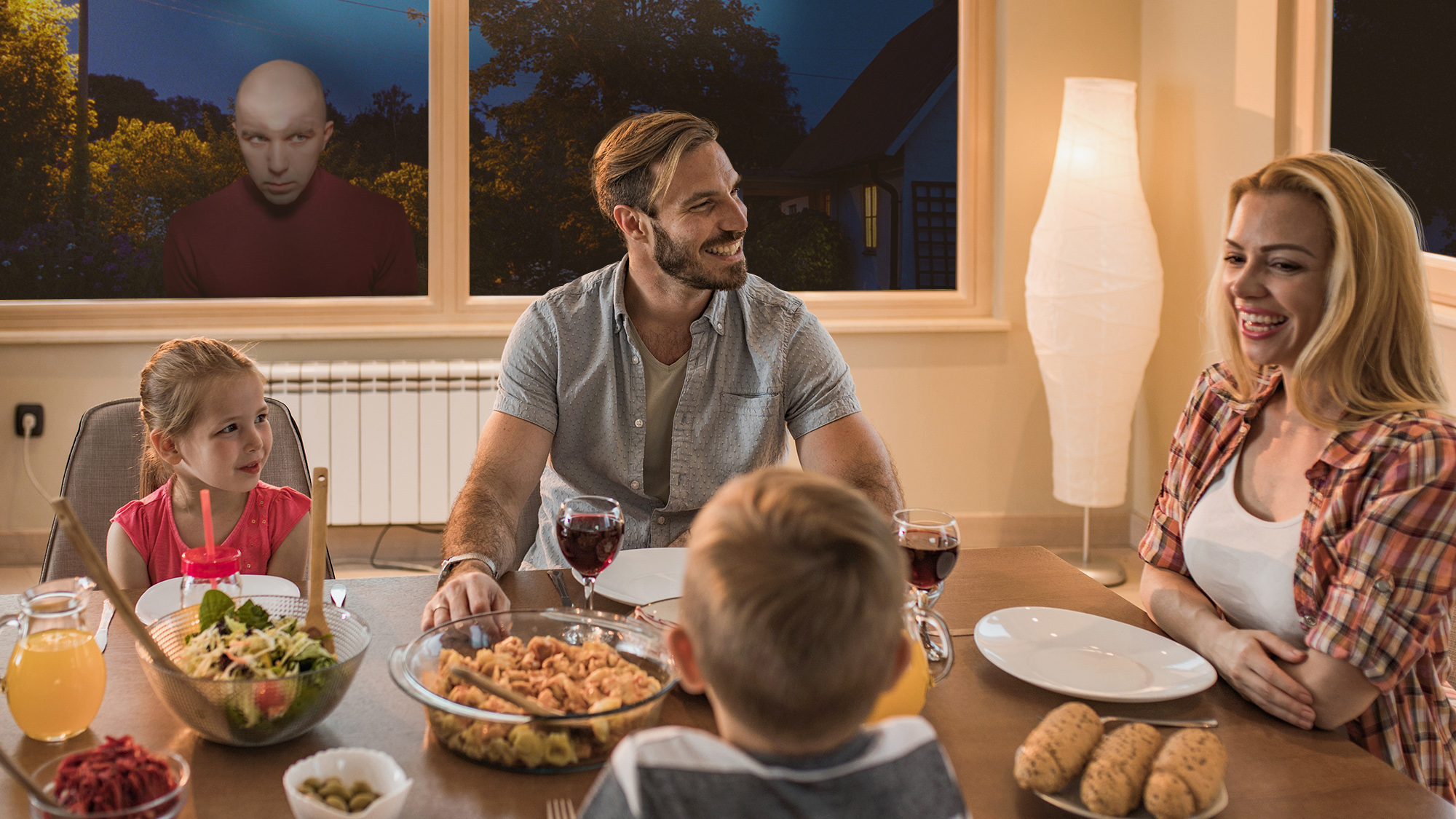 "Desperate for Connection, Bald Man's Heartfelt Gesture at Dinner Table Sparks Surprise Revelation!"