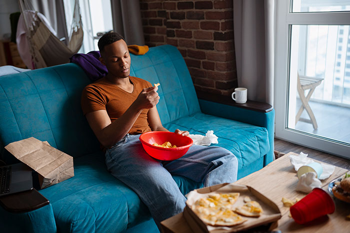 "Roommate's Boyfriend Crosses the Line: The Shocking Ultimatum That Sparked a Laugh and a Stand-Off!"