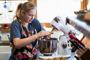 "Teen Sparks Outrage After Demanding Pay for Christmas Cookies: Is It Greed or Just Business?"