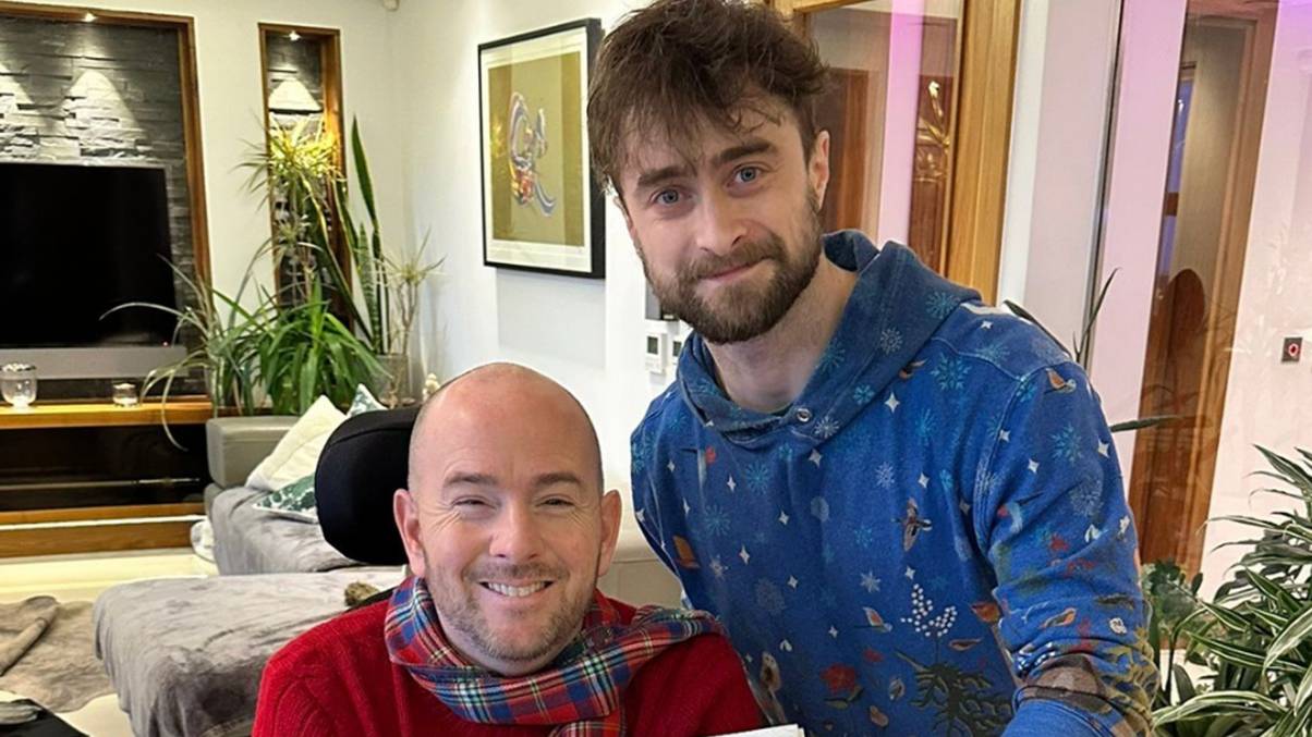 "Unlikely Reunion: Daniel Radcliffe Surprises Paralysed Stunt Double with a Heartfelt Encounter from Their Magical Past"