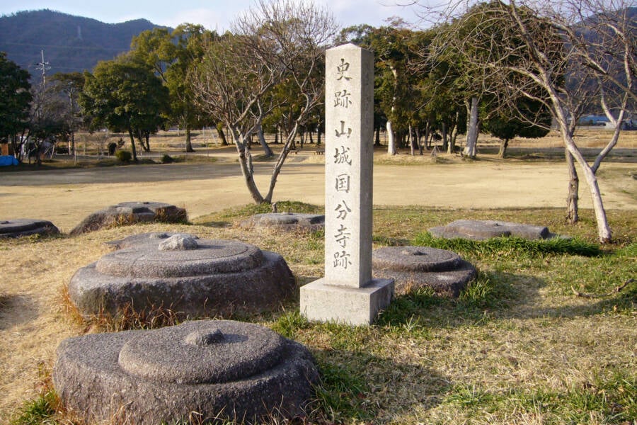 "Ancient Secrets Unveiled: Archaeologists Unearth a 1,300-Year-Old Cafeteria Hidden Within Japan's Sacred Buddhist Ruins!"