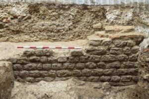 "Lost for Centuries: Ancient Roman Basilica Unearthed Beneath Modern London Office, Revealing Secrets of a Bygone Era!"