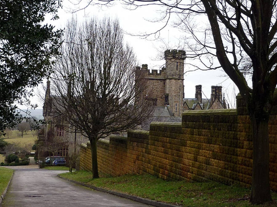 "Unearthed Romance: A 17th-Century Lovers' Ring Reveals Secrets of the Past Near an Enigmatic English Manor!"