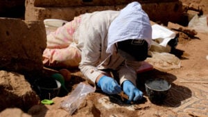 "Unearthed Secrets: Mysterious Face Emerges from Ancient Libyan Villa Walls, Revealing a Dark Past"