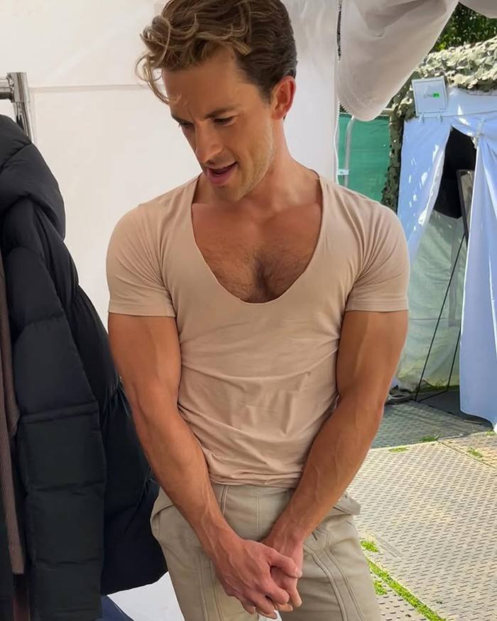 "Unveiling the Transformation: Jonathan Bailey's Jaw-Dropping Physique in 'Wicked' BTS Photo Sparks Viral Frenzy!"