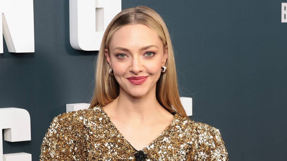 "Amanda Seyfried's Award Show Wardrobe Malfunction: The Shocking Moment She Didn’t Expect in Front of A-List Stars!"