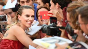 "Scarlett Johansson Reveals the Surprising Truth Behind Her Reluctance to Snap Photos with Fans!"