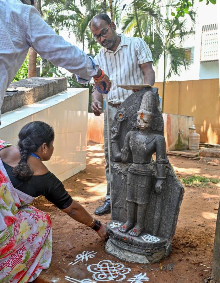 "Secrets of the Deep: Ancient Vishnu Statue Surfaces on Indian Beach, Sparking Mystical Theories!"