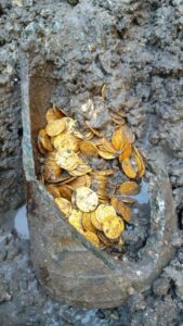 "Unearthed Treasures: The Mysterious Find of Ancient Roman Gold Coins That Could Rewrite History—and Fortune!"