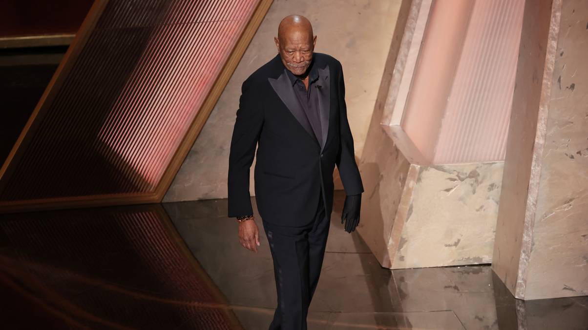 "Unveiling the Mystery: The Surprising Reason Morgan Freeman Wore Just One Glove at the Oscars!"