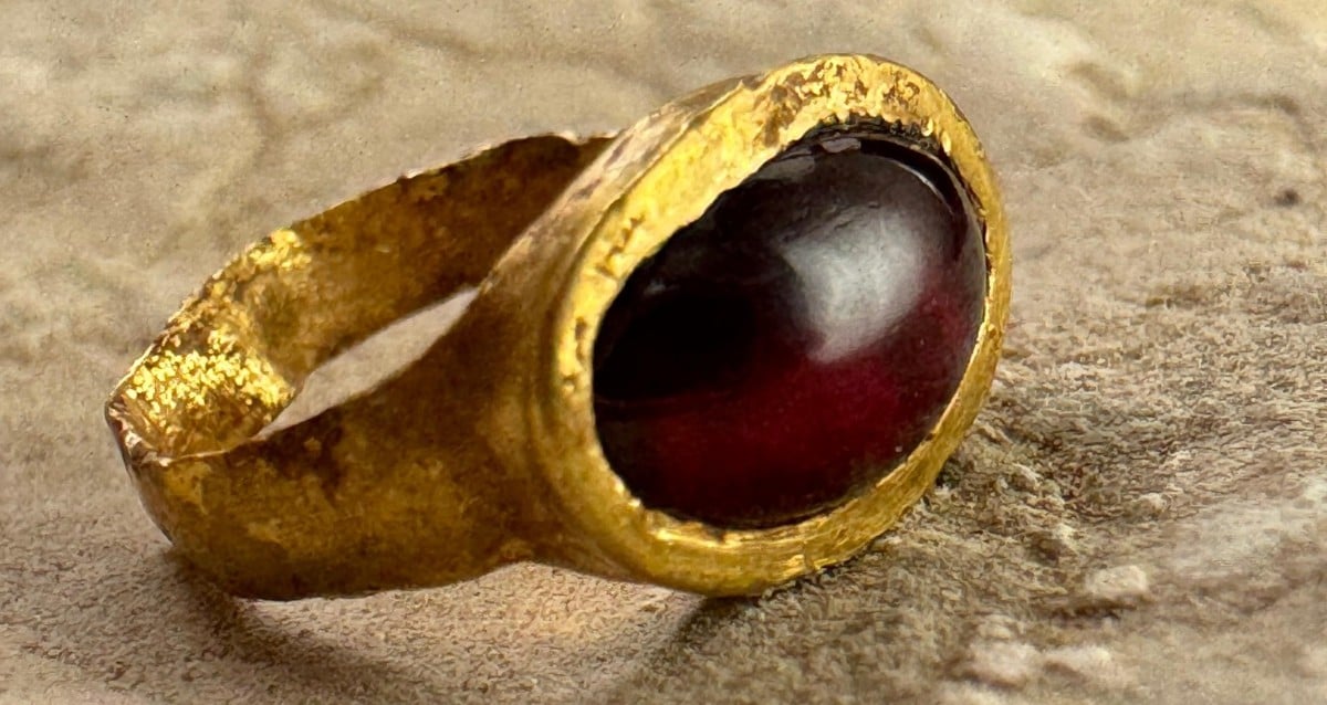 Ancient Mystery Unearthed: 2,300-Year-Old Gold Ring with Enigmatic Red Gemstone Discovered in Jerusalem’s City of David