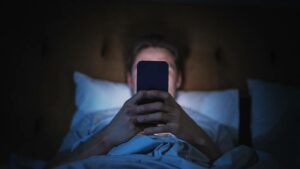 Are You Suffering from ‘Popcorn Brain’ Without Knowing It? A Neurologist Reveals Shocking Signs and Simple Fixes