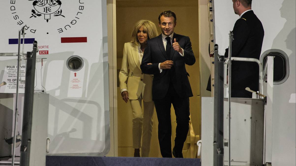 Emmanuel Macron’s Unexpected Reaction Sparks Mystery After Wife’s Shocking Gesture—Lip-Reader Uncovers Hidden Words