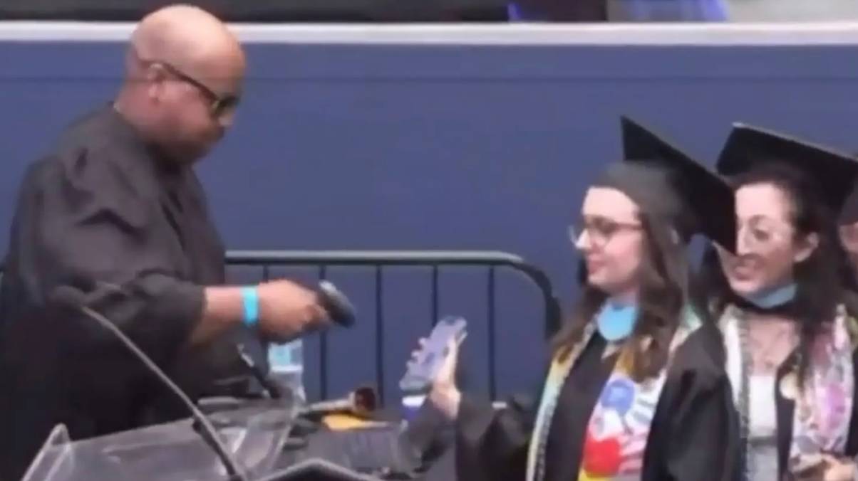 Graduates Revolt: How AI Reading Names at Ceremony Sparked Unexpected Outrage