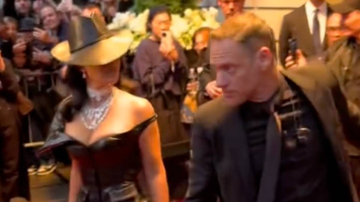 Kim Kardashian’s Met Gala Moment Turns Tense After Shocking Dress Incident Caught on Camera