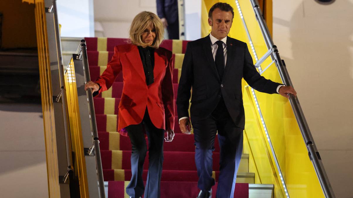 Lip Reader Uncovers Shocking Words from Macron’s Wife Seconds After Controversial Slap—What Did She Really Say?