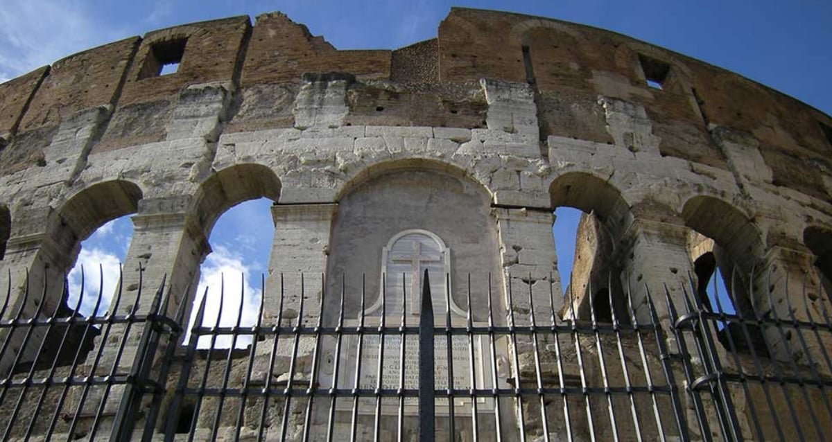 Trapped and Injured: How an American Tourist's Daredevil Climb at the Colosseum Turned Into a Nightmarish Ordeal