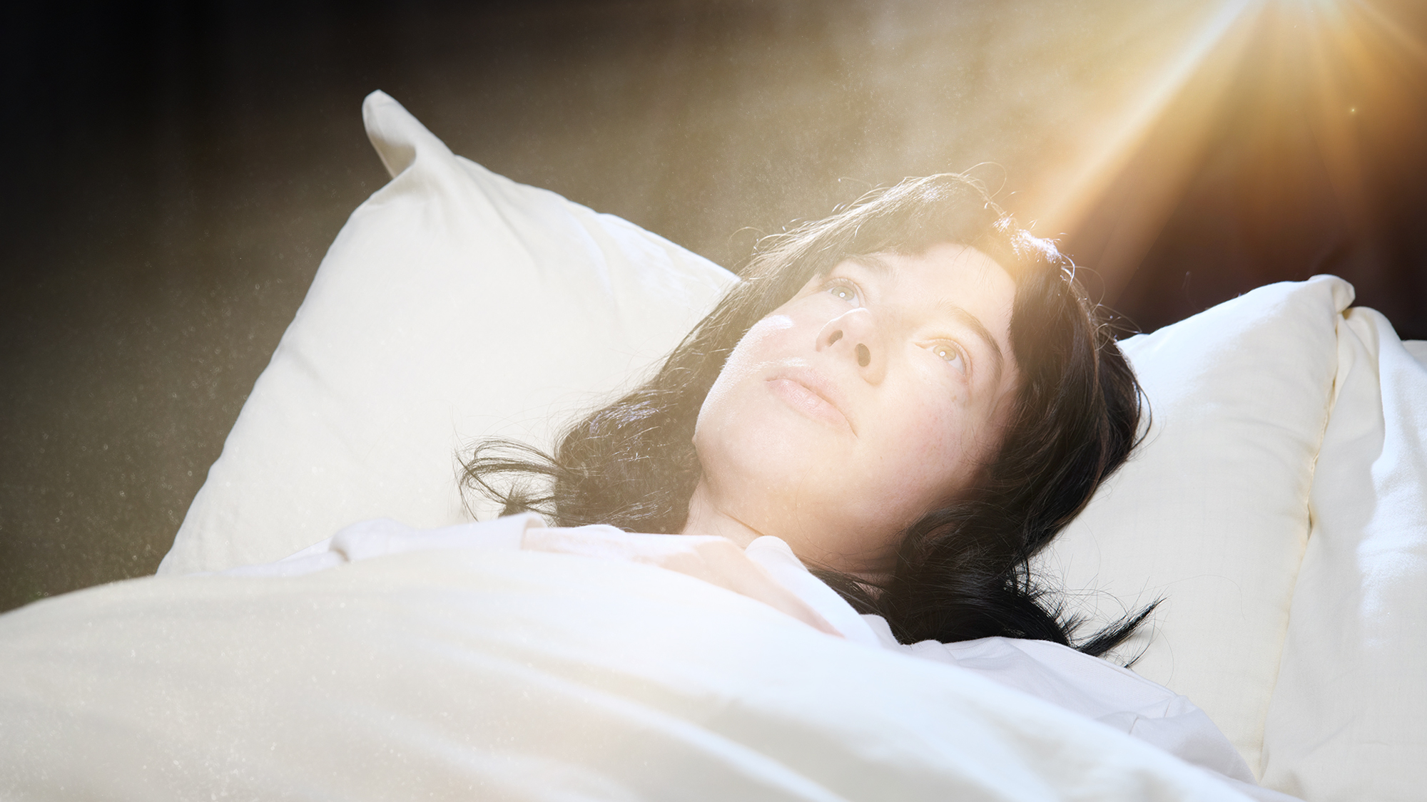 Why Sleep Experts Warn Nighttime Exposure to ‘Divine Light’ Could Be Sabotaging Your Rest