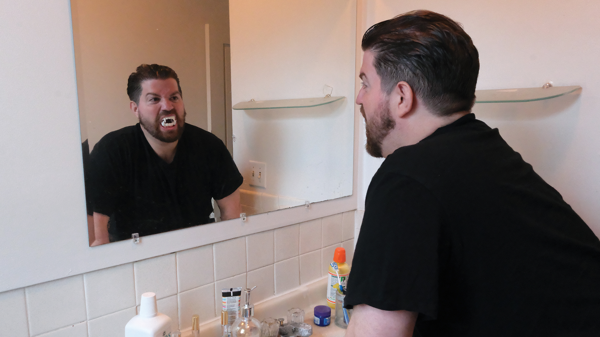 Ambitious Man’s Unorthodox Preparation for Halloween Leaves Neighbors Curious About His Secret Dracula Transformation