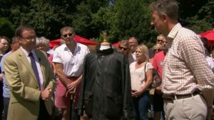 Antiques Roadshow Shocker: Mysterious Jacket Tied to Global Icon Valued at £200,000