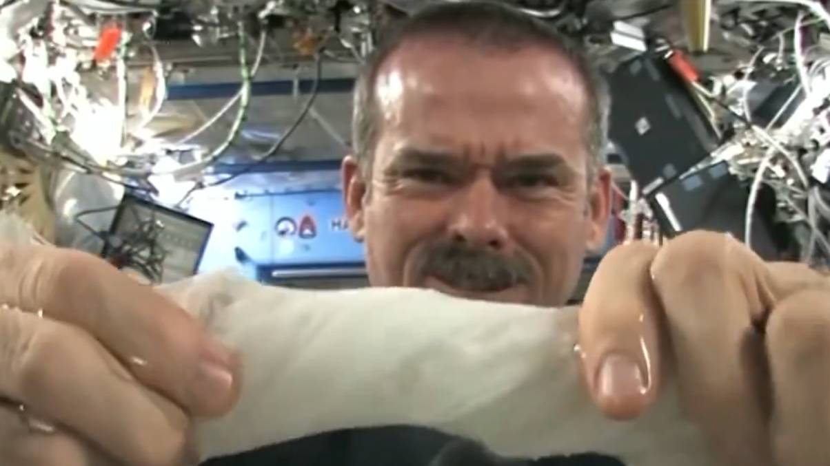 Astronaut Reveals Mind-Blowing Reaction of Wet Towel in Zero Gravity—You Won’t Believe What Happens Next!