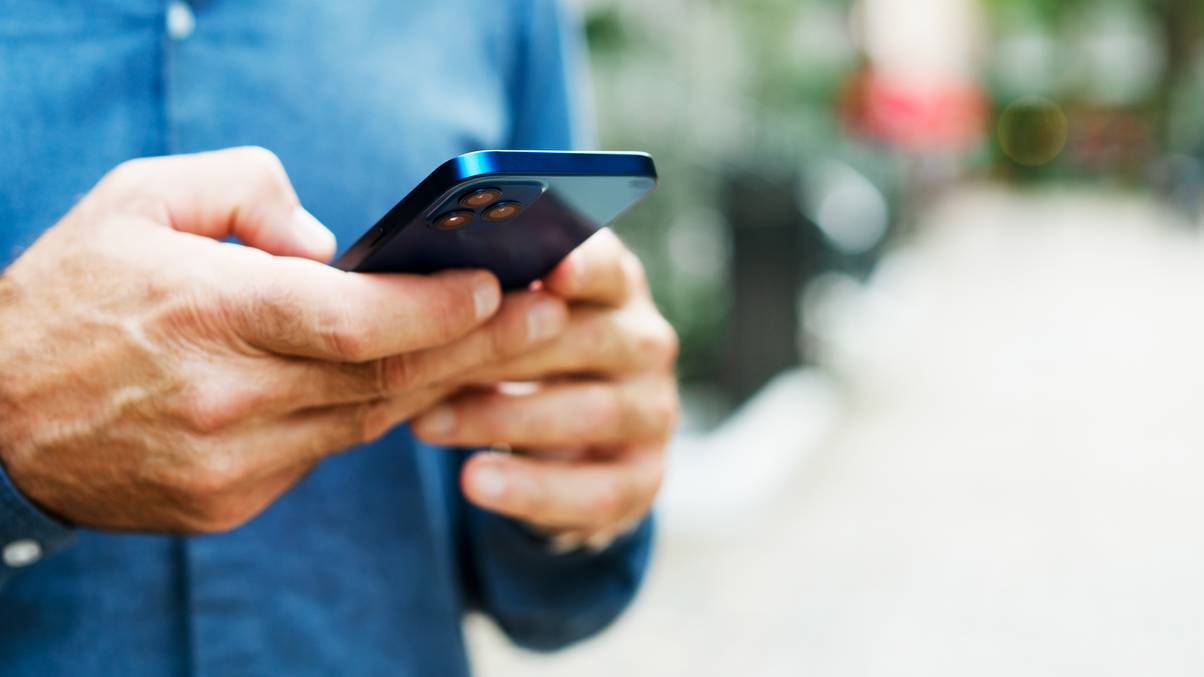 Is Your Phone Secretly Sizzling? Discover the Hidden Risks of the UK Heatwave Before It’s Too Late!