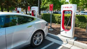 Tesla Owner Stunned by Unbelievable 12-Month Electricity Bill—What’s Behind the Shocking Charge?