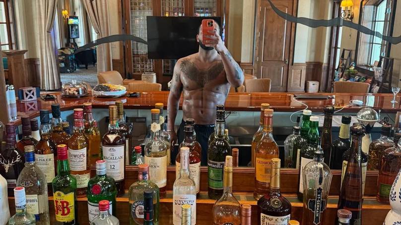 Drake’s Viral Six-Pack Photo Sparks Wild Theories—Did You Catch What Fans Noticed?