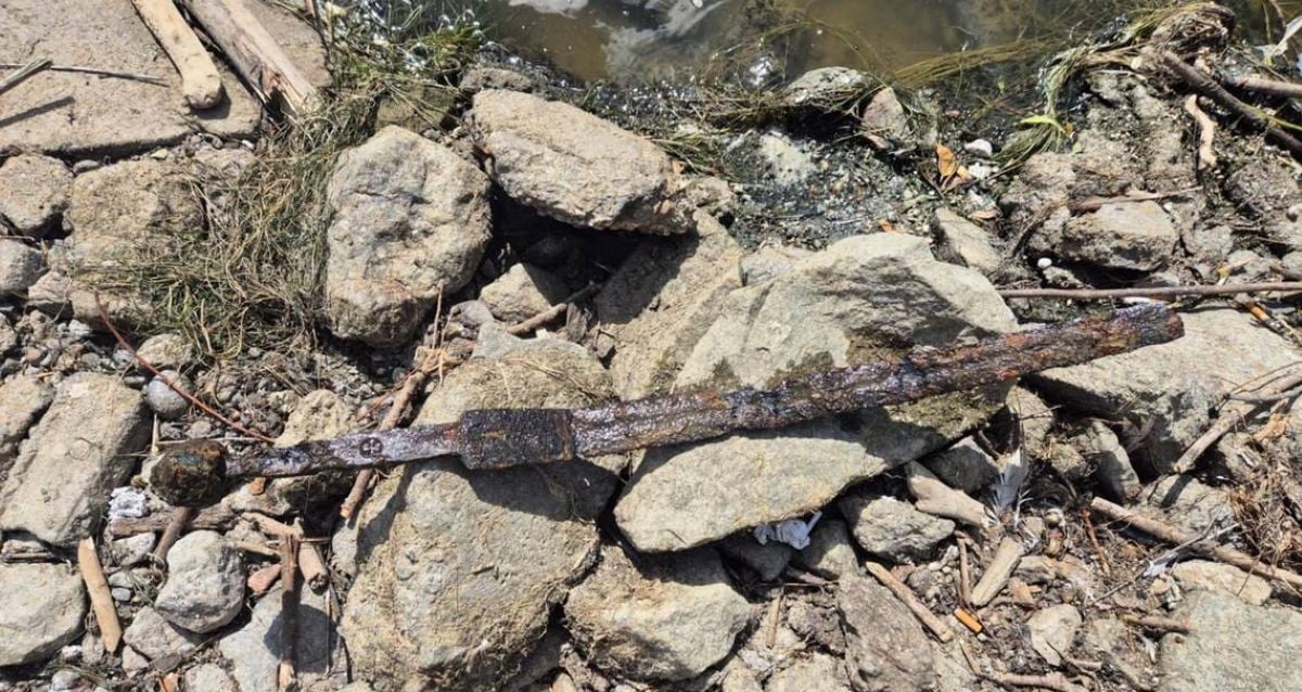 Mystery Unveiled: Fisherman Discovers Astonishing Medieval Sword Hidden Beneath Poland’s Vistula River
