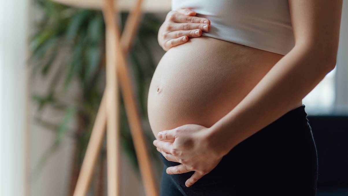 Shockwaves in the Workplace: Maternity Leave Request Sparks Outrage and Expert Backlash