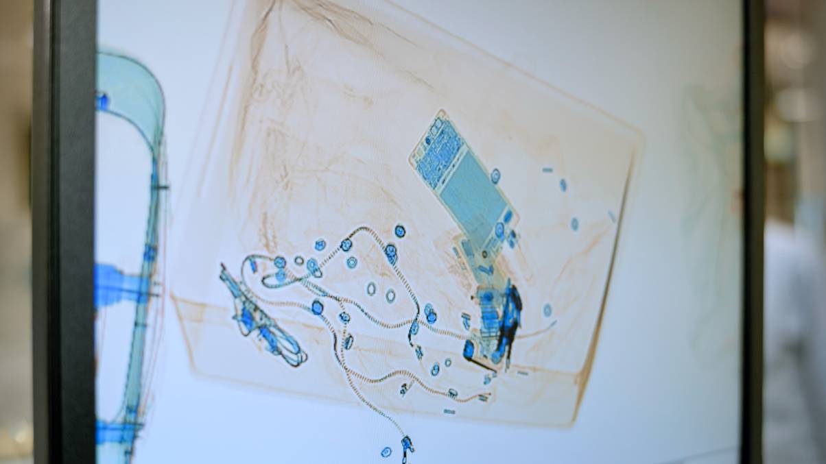 What Happens When a Phone Passes Through an Airport X-Ray Scanner? The Shocking Footage Revealed!