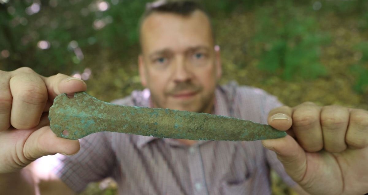 Ancient Secrets Unearthed: German Father and Sons Stumble Upon 3,500-Year-Old Dagger in Forest Walk