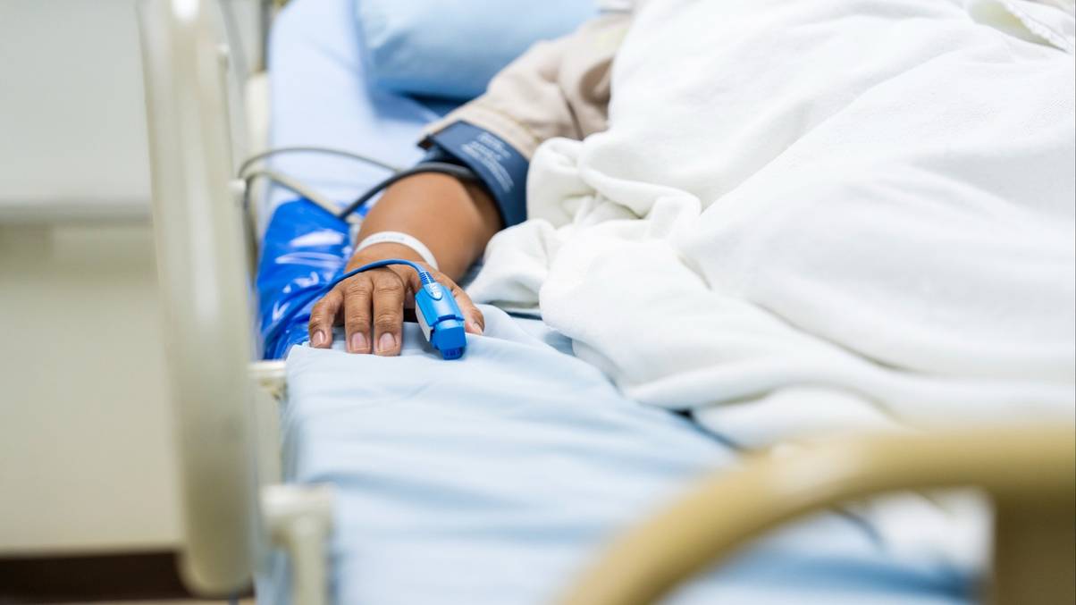Man’s Shocking Medical Mishap After Trusting AI for Life-Saving Advice Raises Urgent Questions