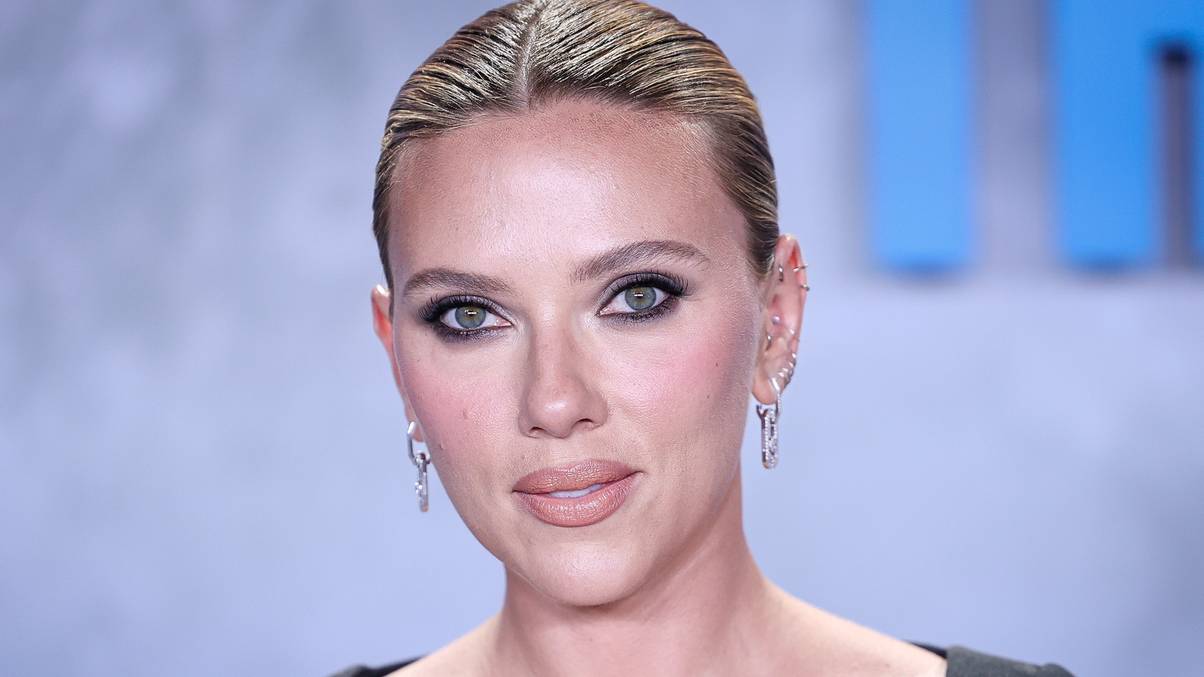 Scarlett Johansson’s 2013 Movie Makes Eerie Predictions for 2025—Fans Stunned by Uncanny Accuracy