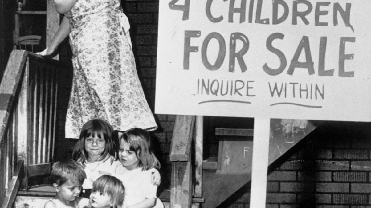 The Chilling Reality Hidden Behind a Disturbing Photo of Four Young Children "For Sale"